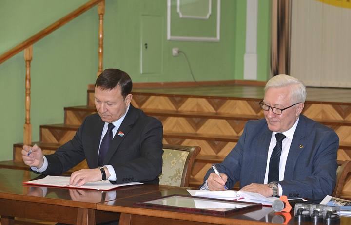 Впервые подписано соглашение между Законодательным Собранием Приморского края и Дальневосточным отделением Российской академии наук