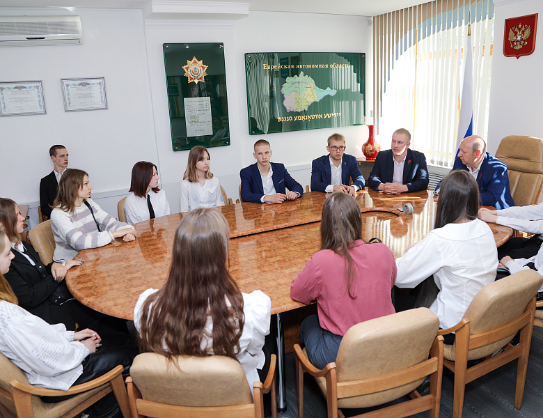 Школьники ЕАО побывали в гостях у депутатов Заксобрания 