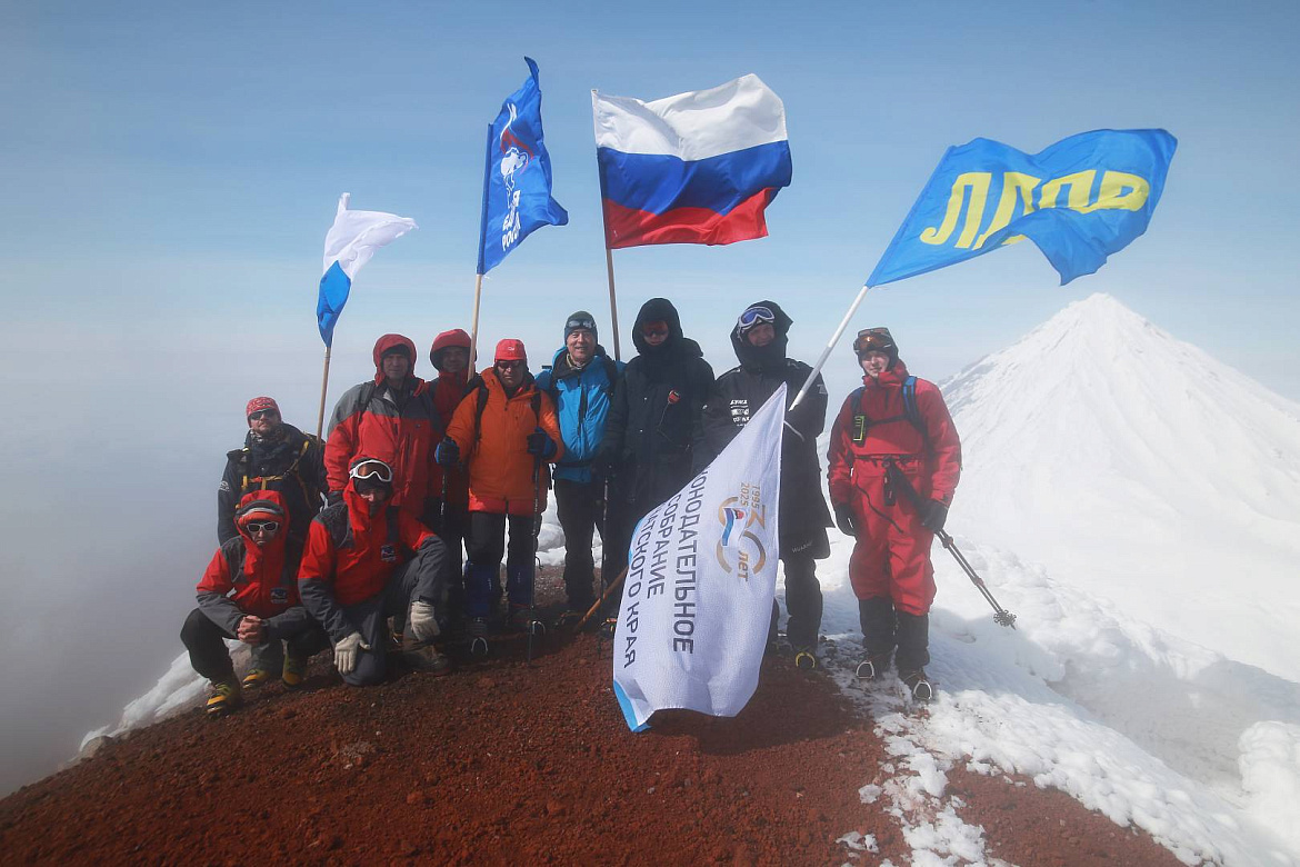 Депутаты Законодательного Собрания: восхождение на Авачу призвано привлечь внимание к юбилею законодательной власти