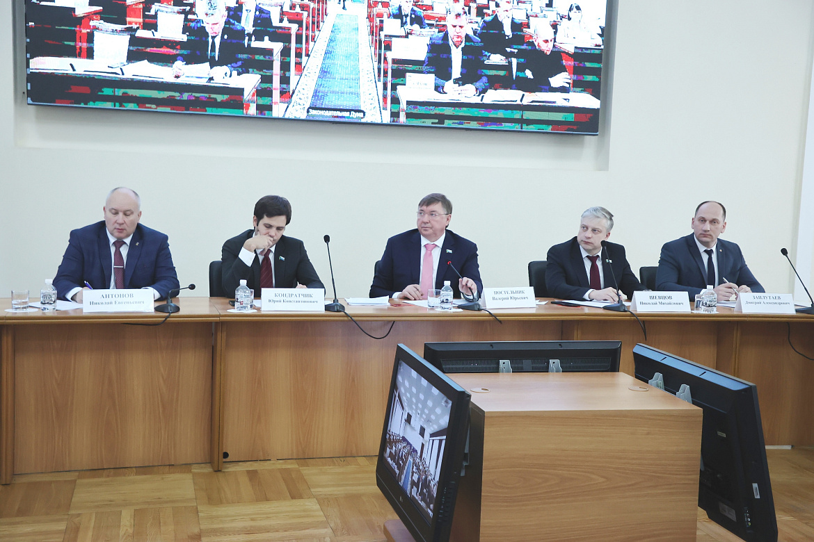 Подготовка рабочих кадров – в приоритете: Законодательная Думы Хабаровского края провела внеочередное заседание 