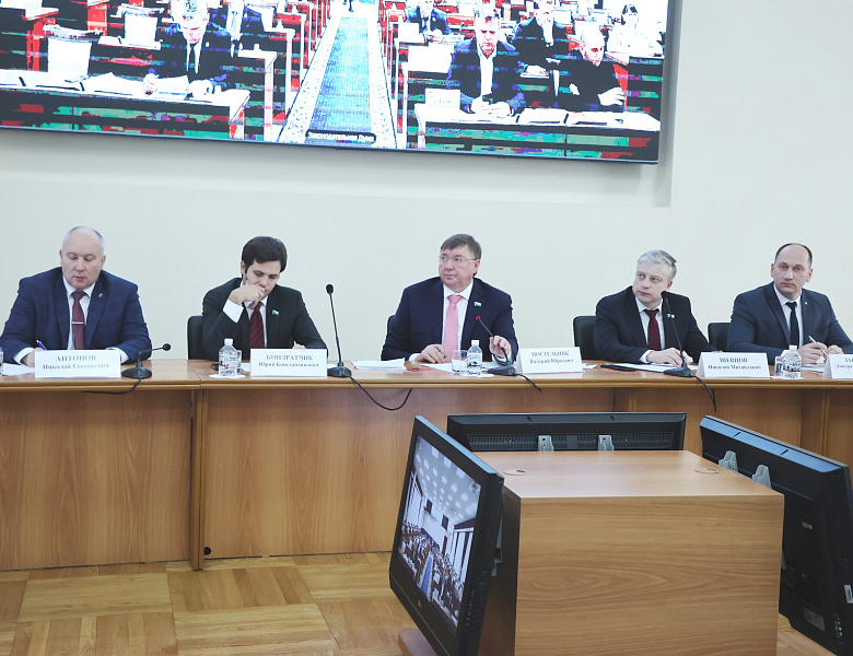 Подготовка рабочих кадров – в приоритете: Законодательная Думы Хабаровского края провела внеочередное заседание 