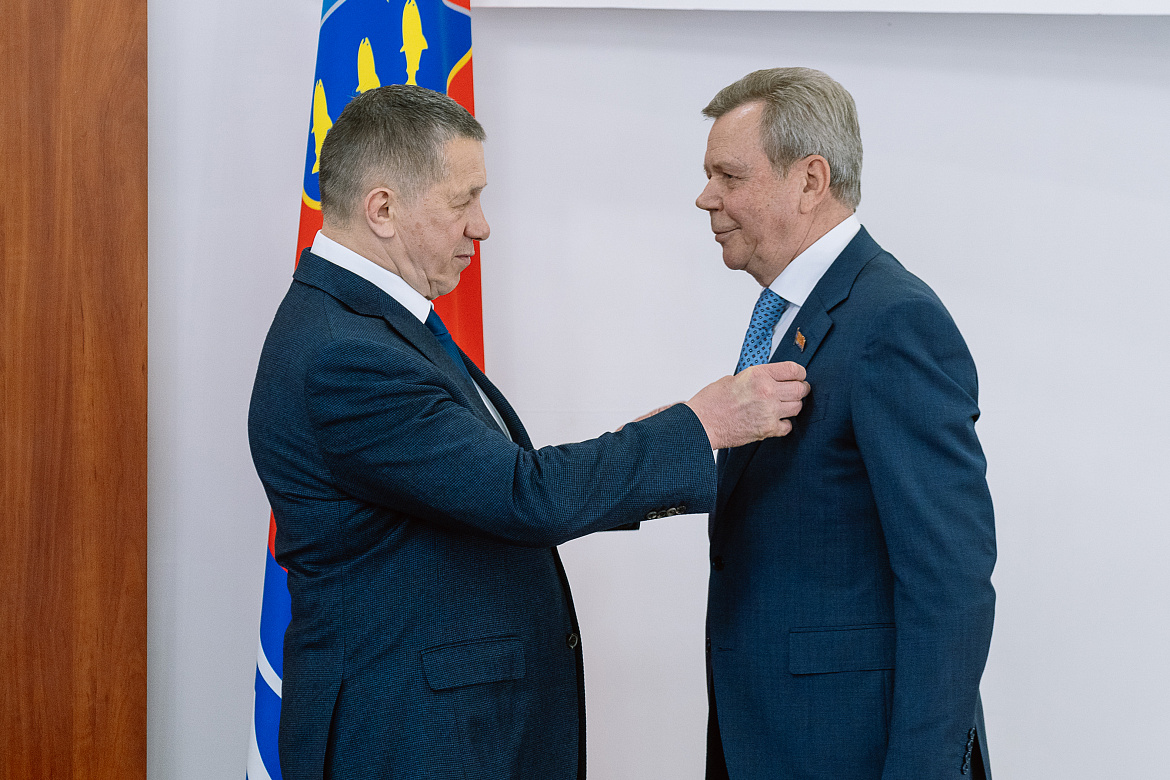 Юрий Трутнев вручил Сергею Абрамову медаль «За развитие Сибири и Дальнего Востока»