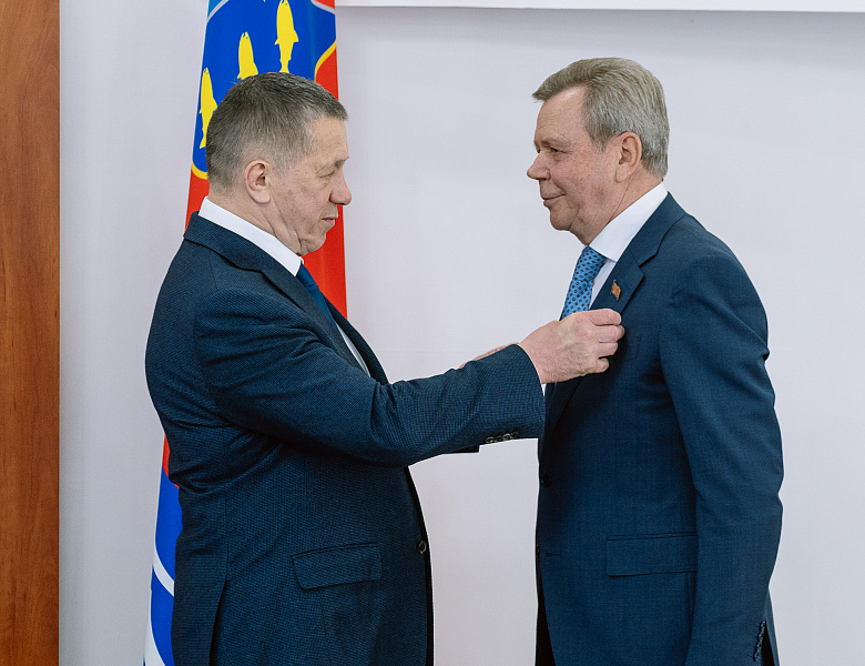 Юрий Трутнев вручил Сергею Абрамову медаль «За развитие Сибири и Дальнего Востока»
